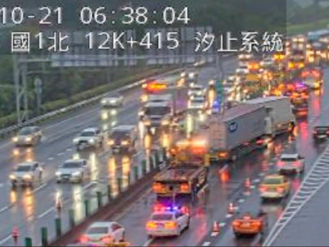 國道汐止車禍4車追撞紫爆11公里還在處理！他下車擺故障號誌卻遭撞飛亡…避免國道二次追撞SOP必看